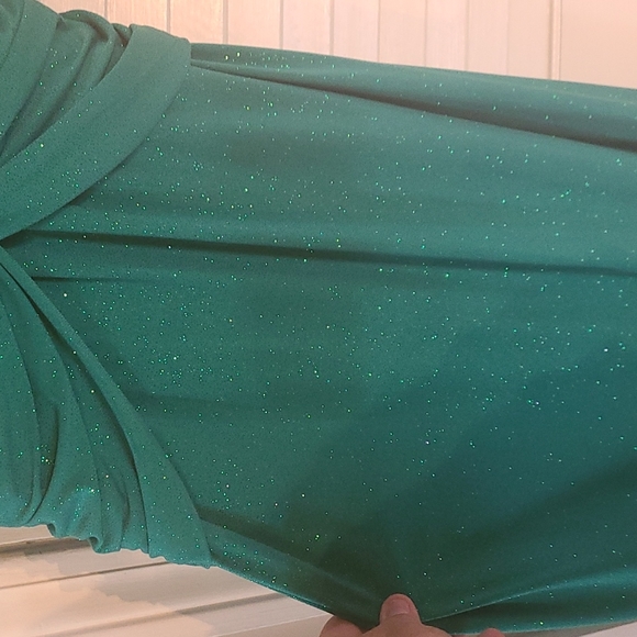 Stunning green sparkle gown - Picture 3 of 8